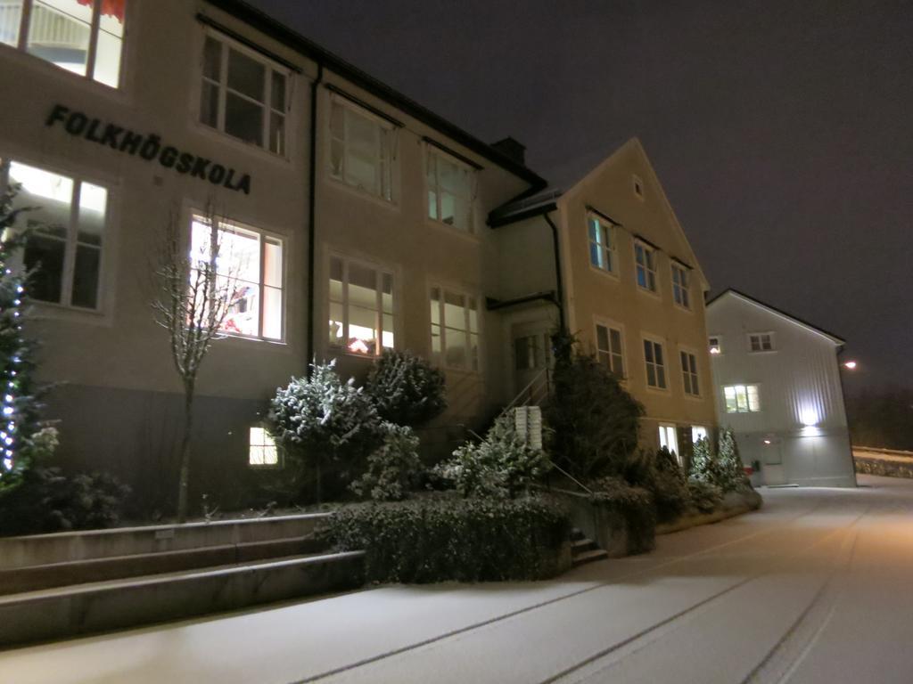 Vaernamo Folkhoegskolas Vandrarhem מראה חיצוני תמונה